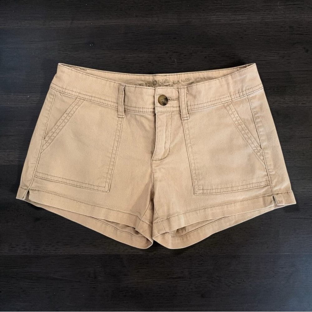NWOT Arizona Jean Co. Size 1 Khaki Tan Shorts Low Rise 2.5” inseam Belt Loops